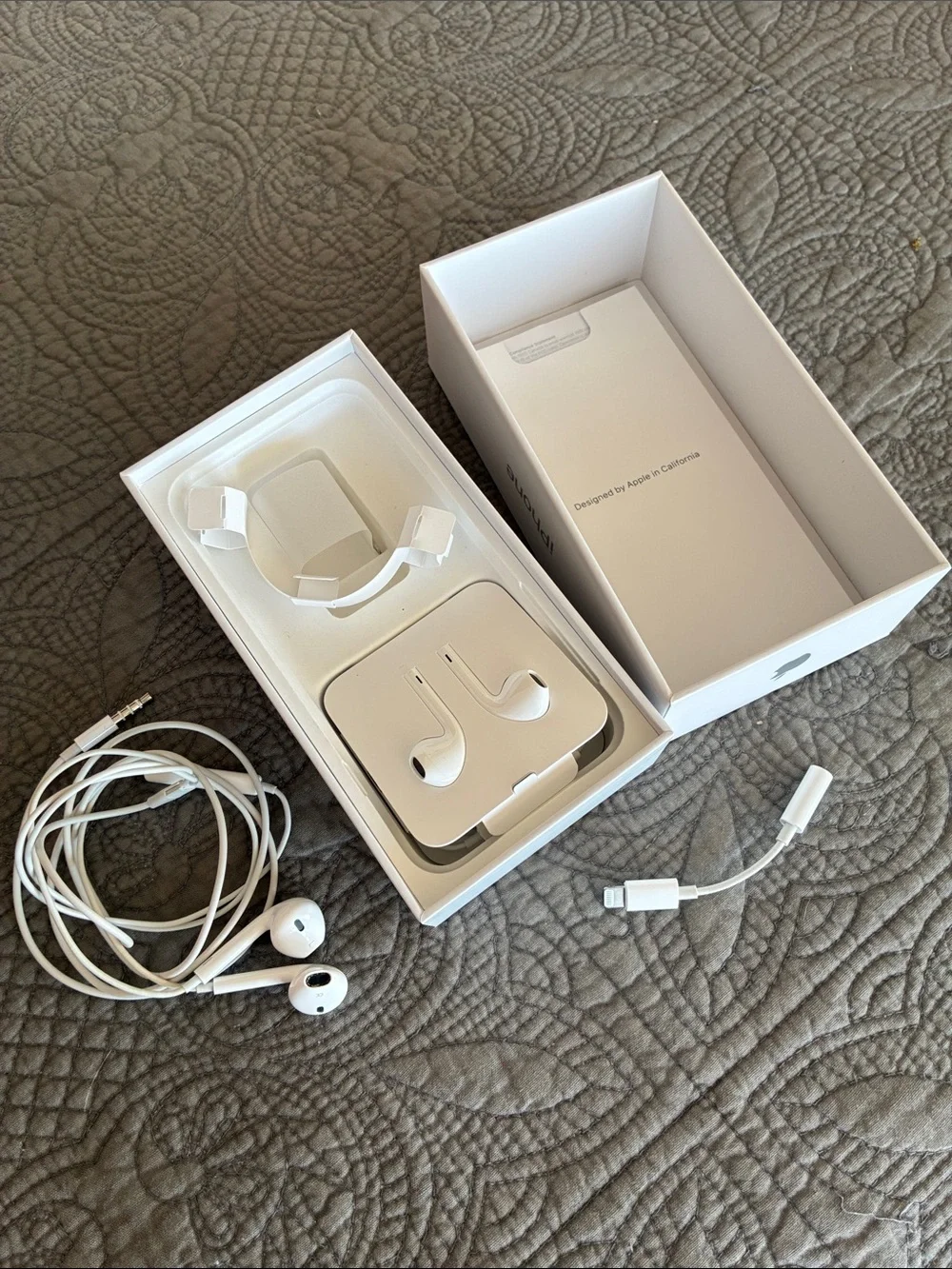 Apple White EarPods with Lightning to 3.5mm Adapter and Case